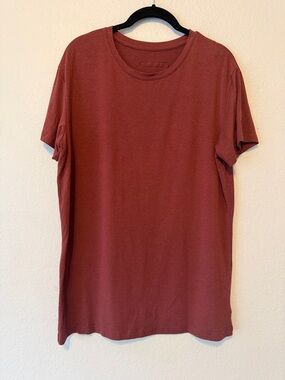 Alphalete Men's Short Sleeve Crew Tee in Rust